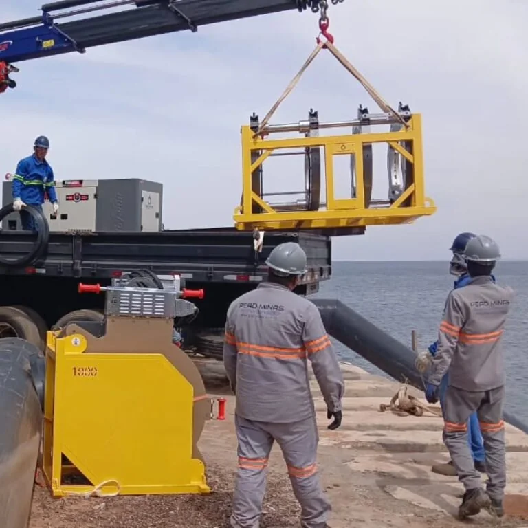 Máquina de termofusão PEAD Minas sendo içada por guindaste para a obra